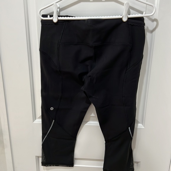 Lululemon capri pants with scalloped and mesh detail - Picture 2 of 4